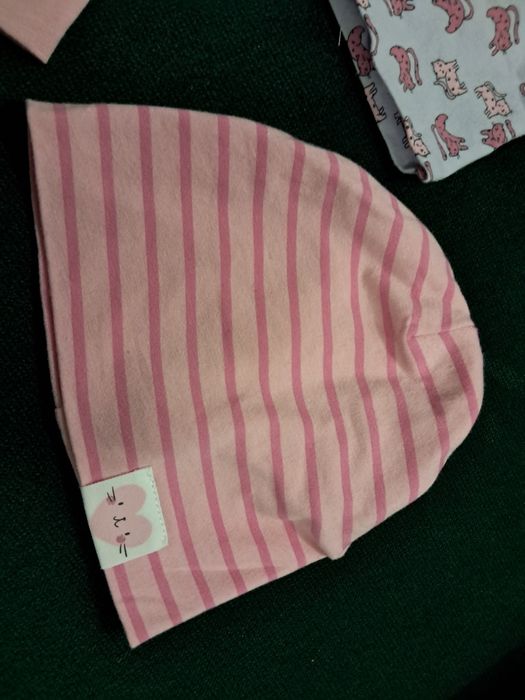 Sinsay 3 czapki wiosenne dla dziewczynki 0-3 mca. Stan idealny. Cena z