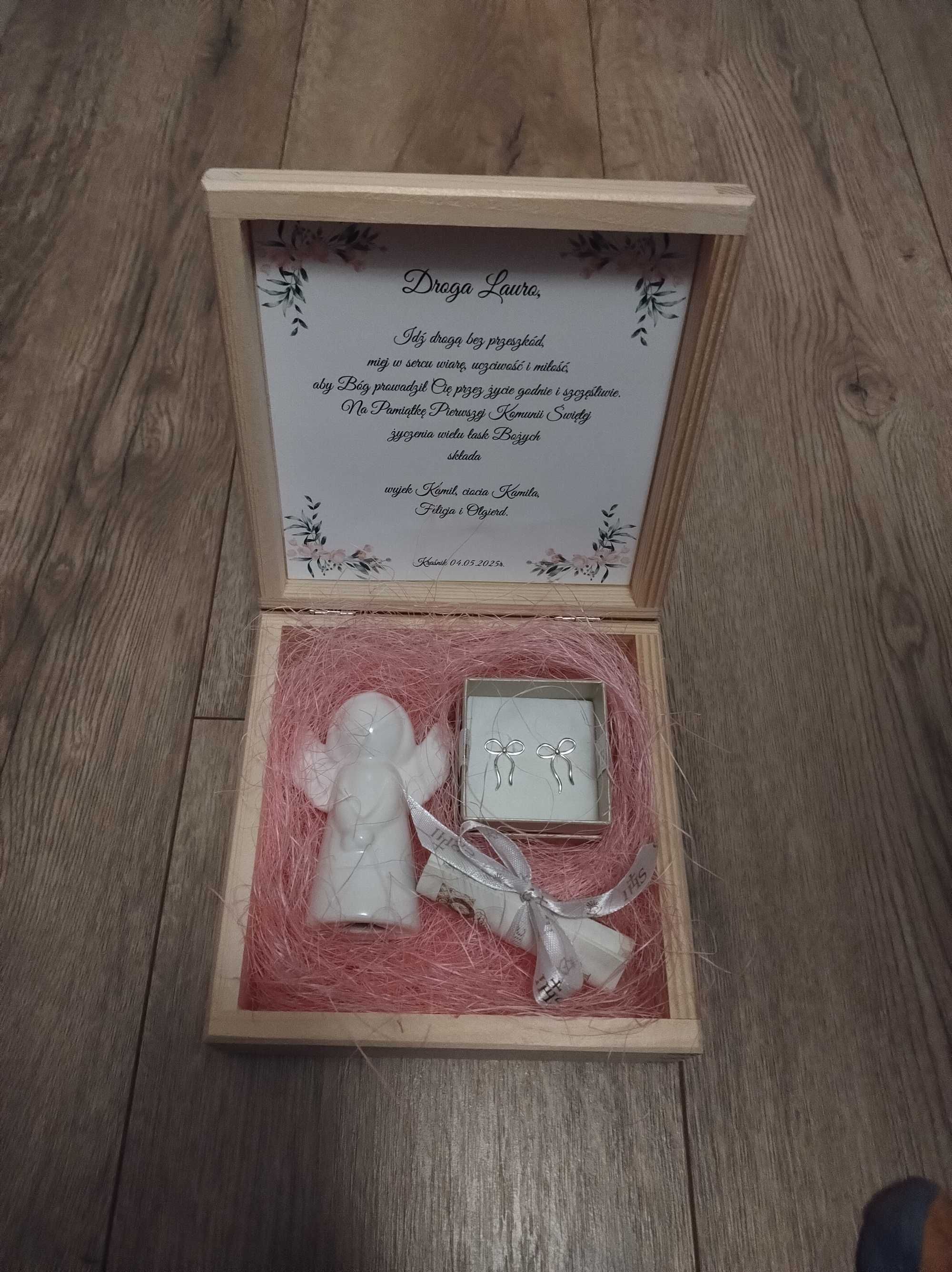 Drewniane personalizowane pudełko z aniołkiem w środku.