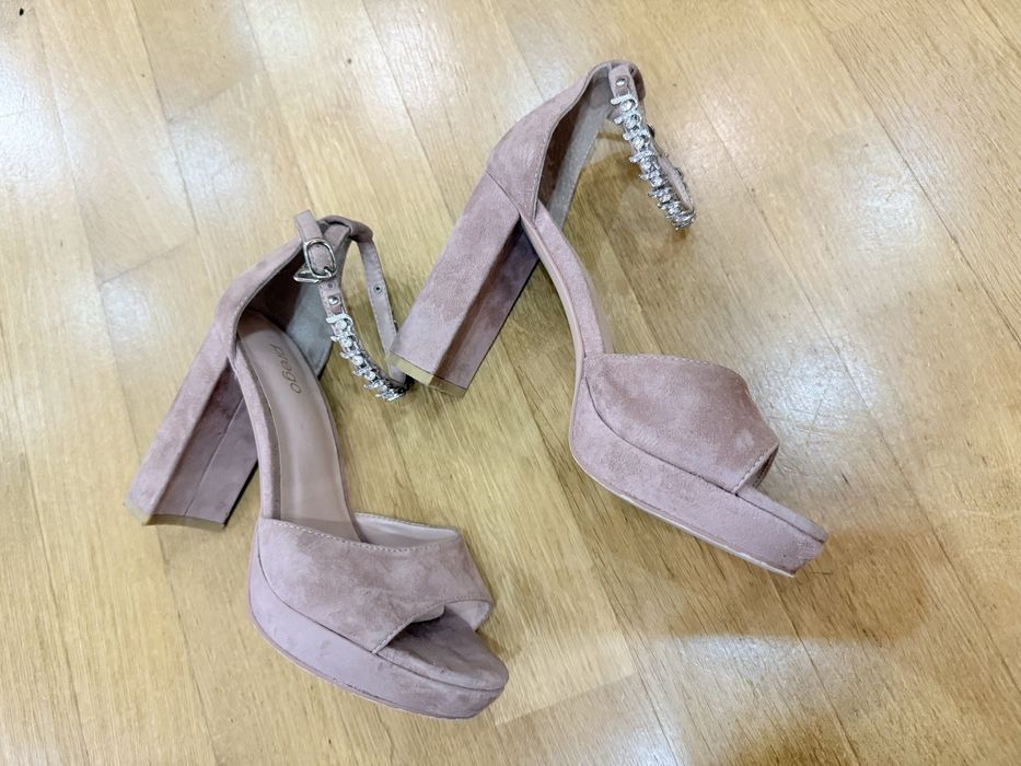 Босоніжки на каблуку Prego