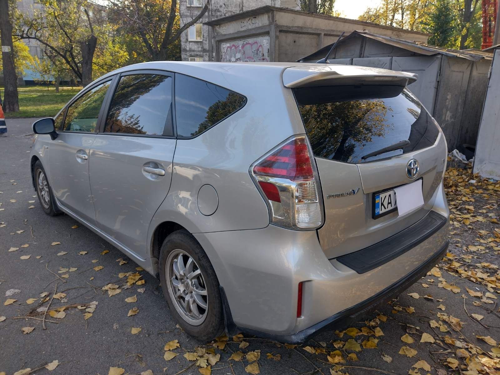 Toyota Prius v 2015