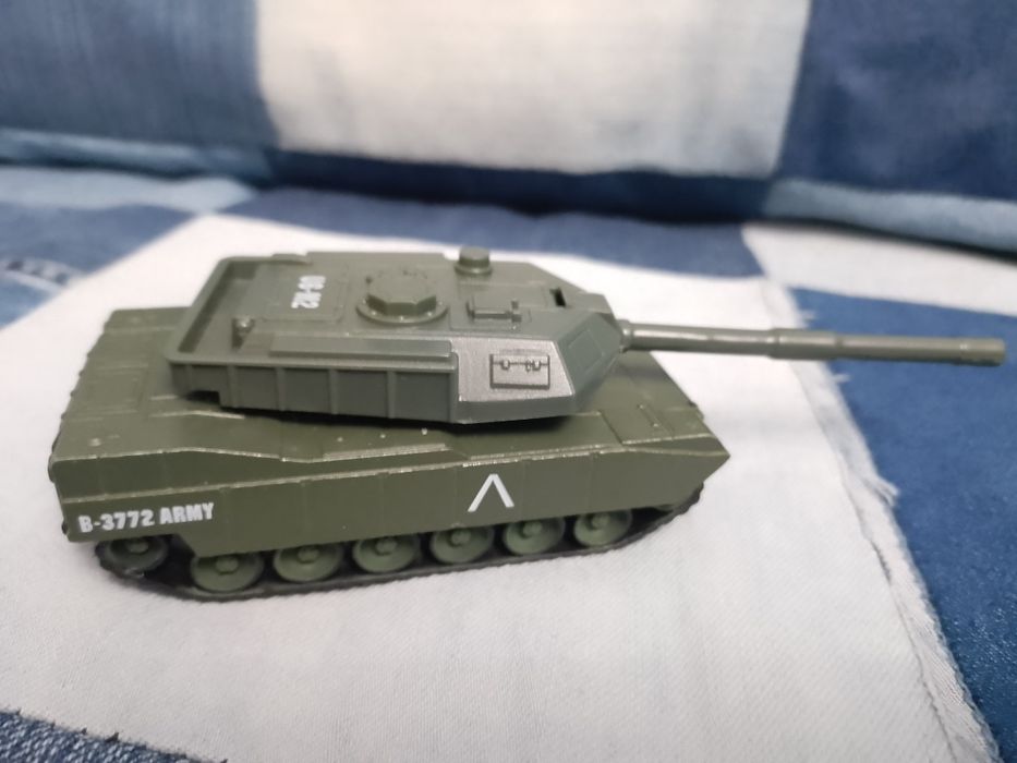 Модель танка M1A2 Abrams , машинки Кіндер