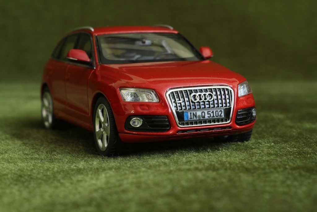 Audi Q5  - model 1/43 rok 2013