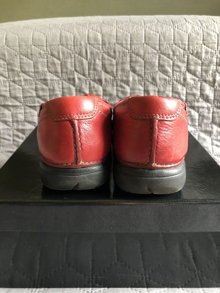 890. r.39. Clarks Un structured. Czerwone pantofle, czółenka, baleriny