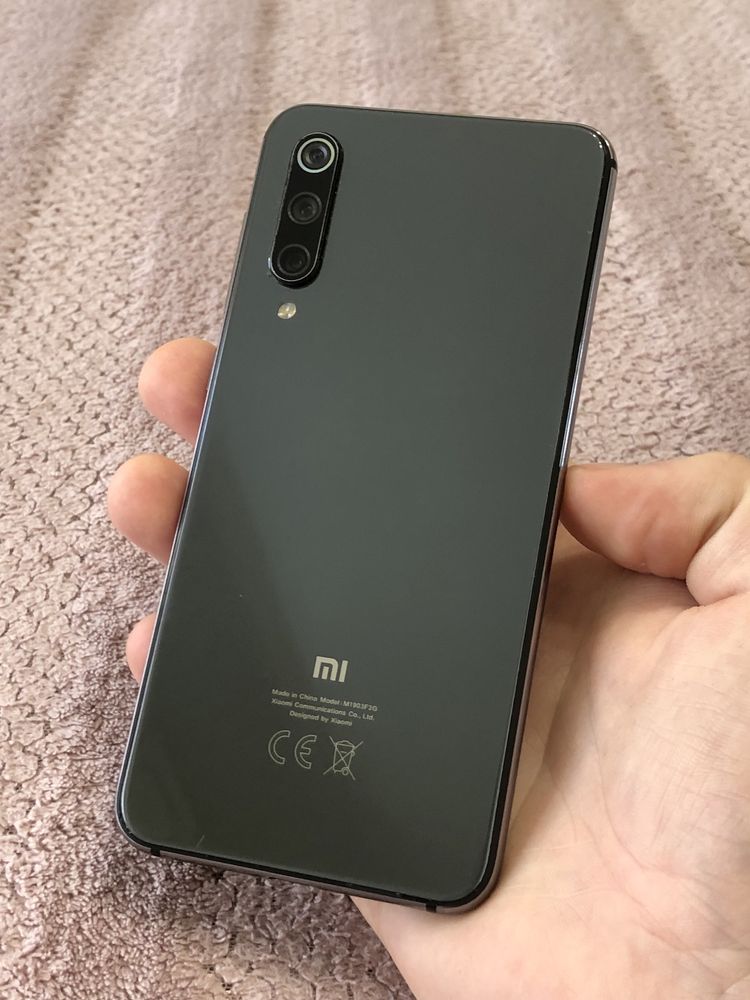 Телефон Xiaomi Mi 9 SE