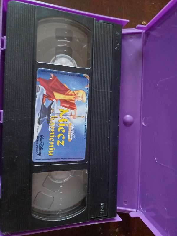 Mam na sprzedaż kasetę VHS Miecz w kamieniu