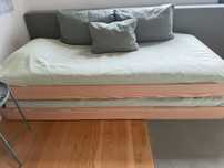 Cama dupla de solteiro 90x200 em pinho, com 2 colchoes e colchas.