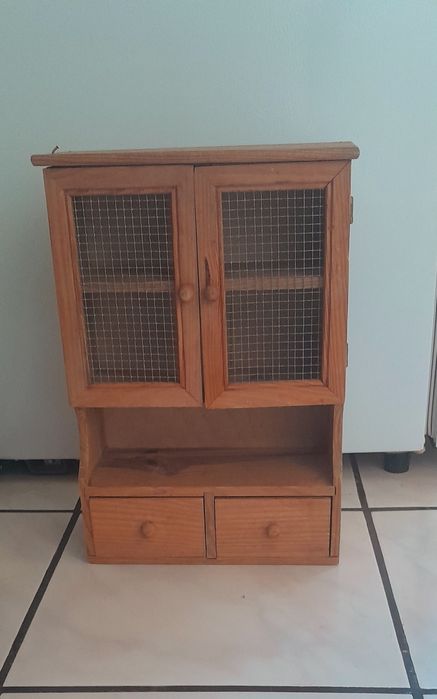 Miniaturowa drewniana szafka