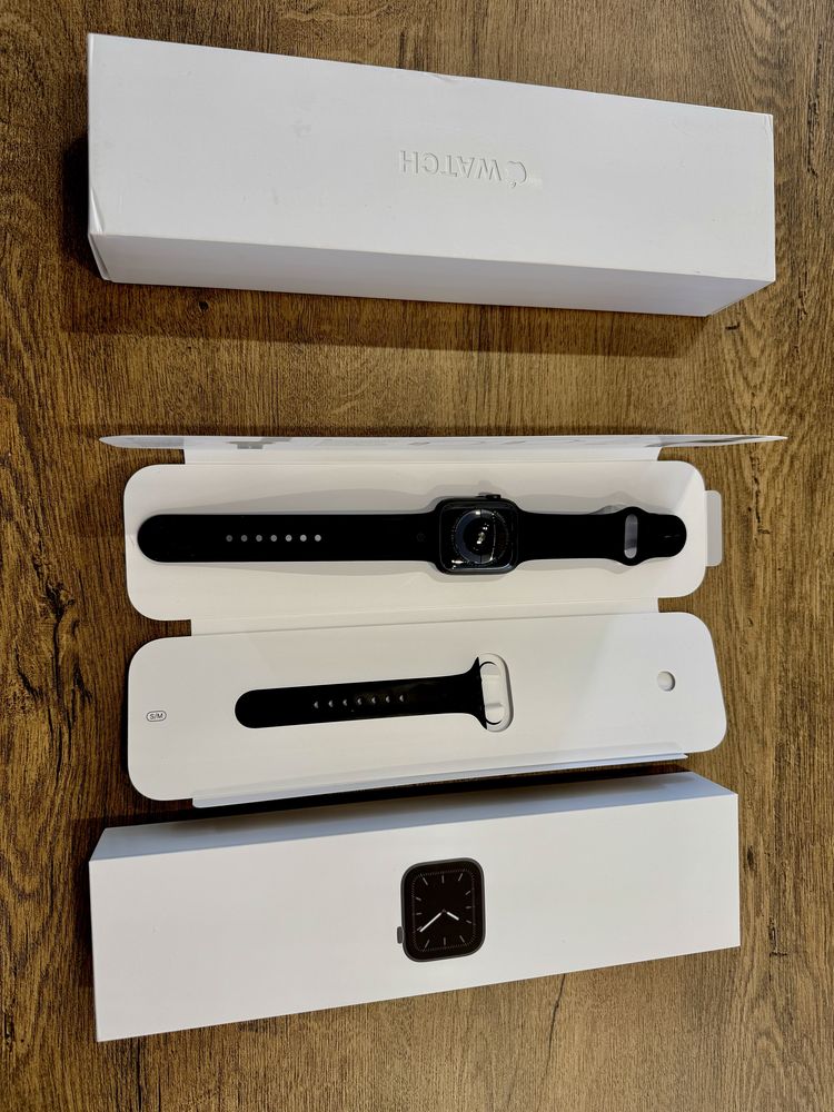 Apple Watch Series 5 44mm Space Gray GPS MWVF2LL/A