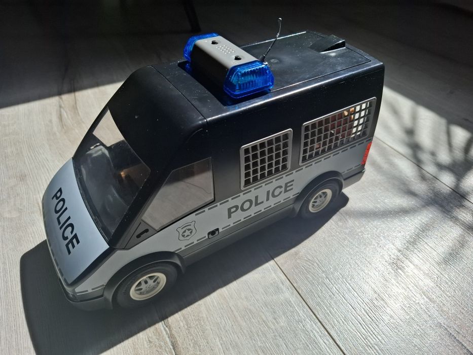 Radiowóz Playmobil z motorem i policjantami