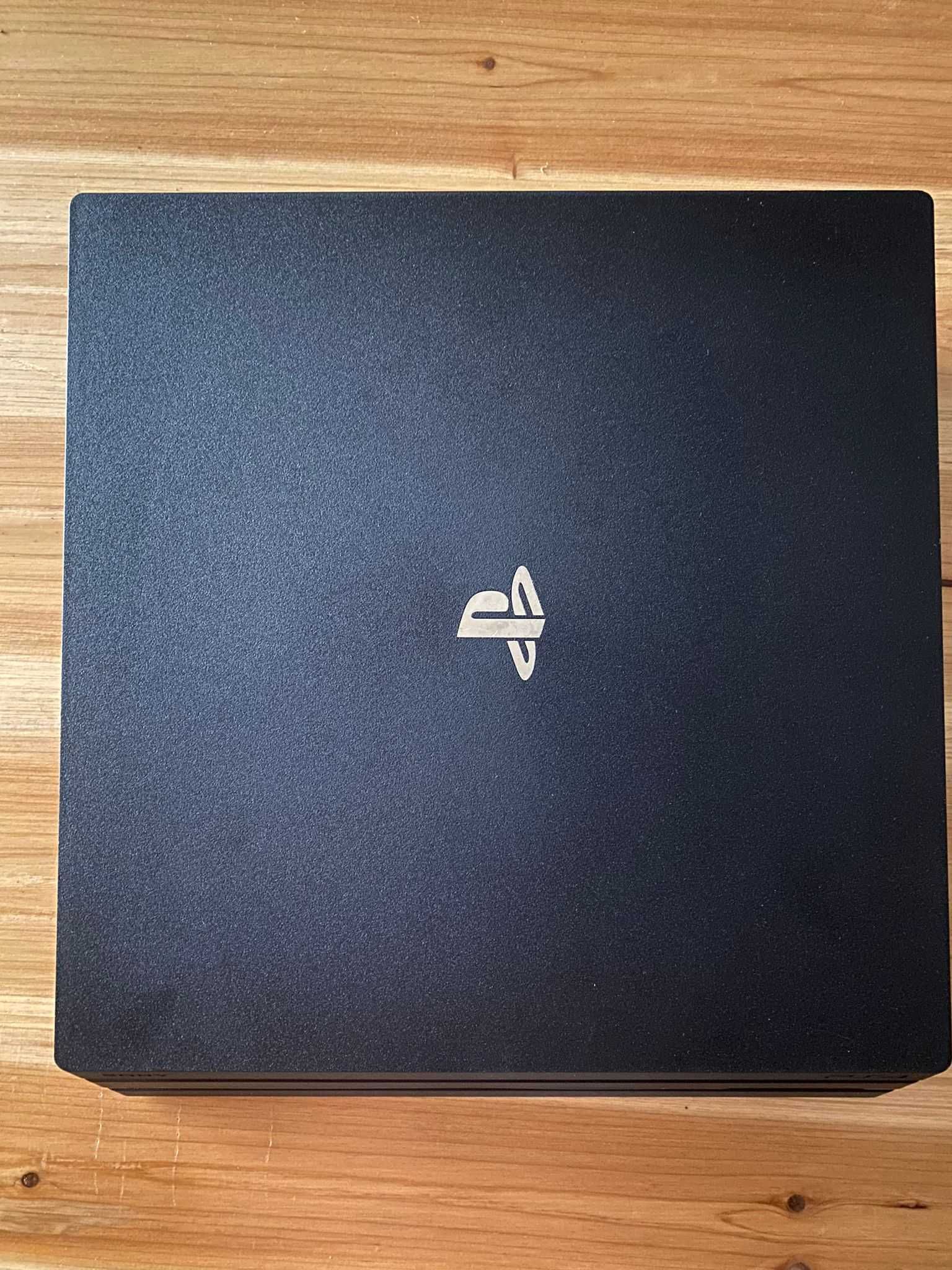 PS4 PRO 1TB como nova