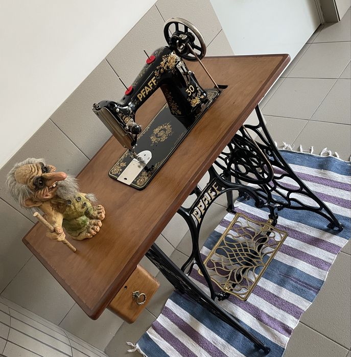 Máquina de costura PFAFF, restaurada e a coser