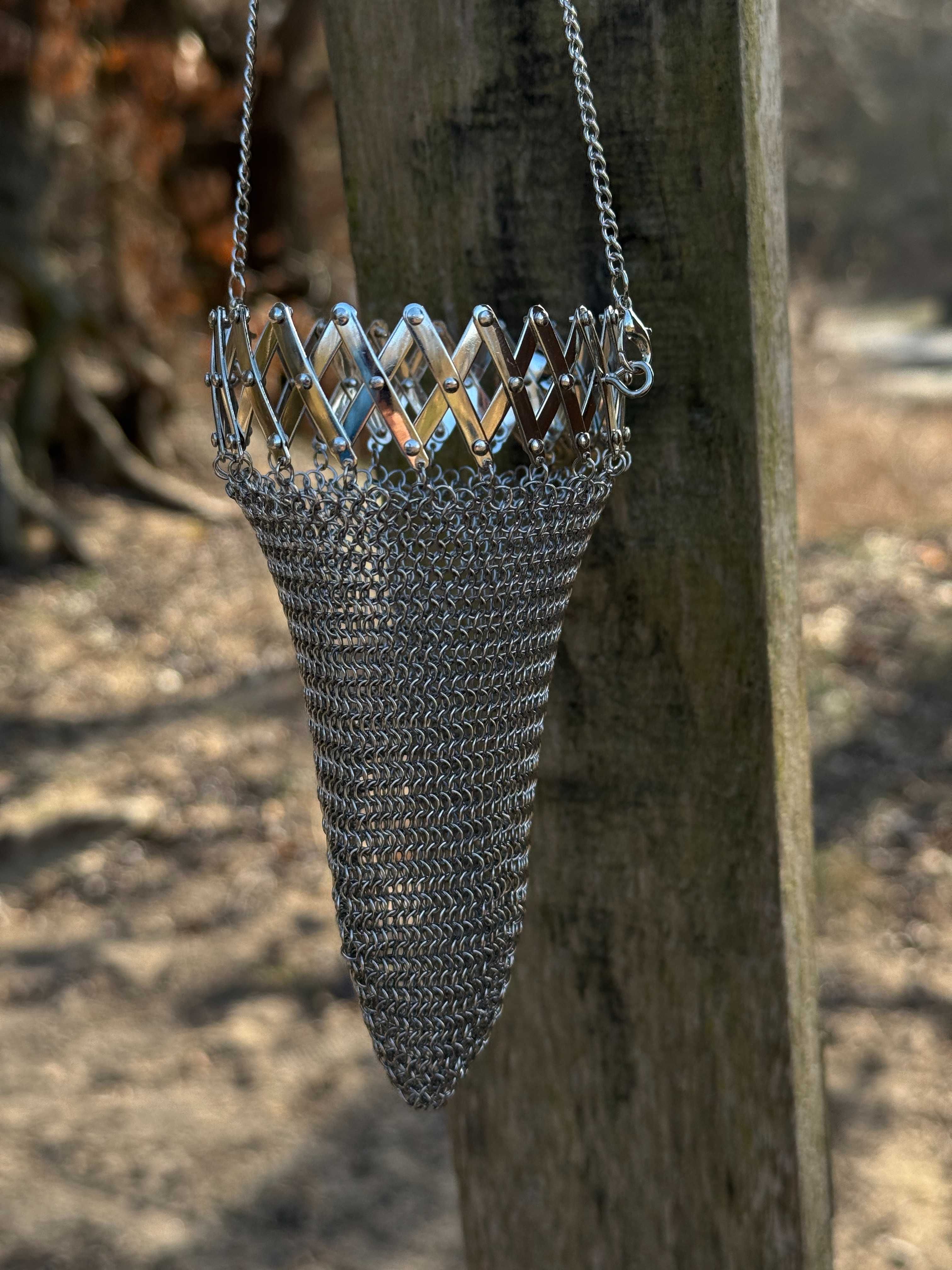Unikalna sakiewka z metalu – handmade, łańcuszek