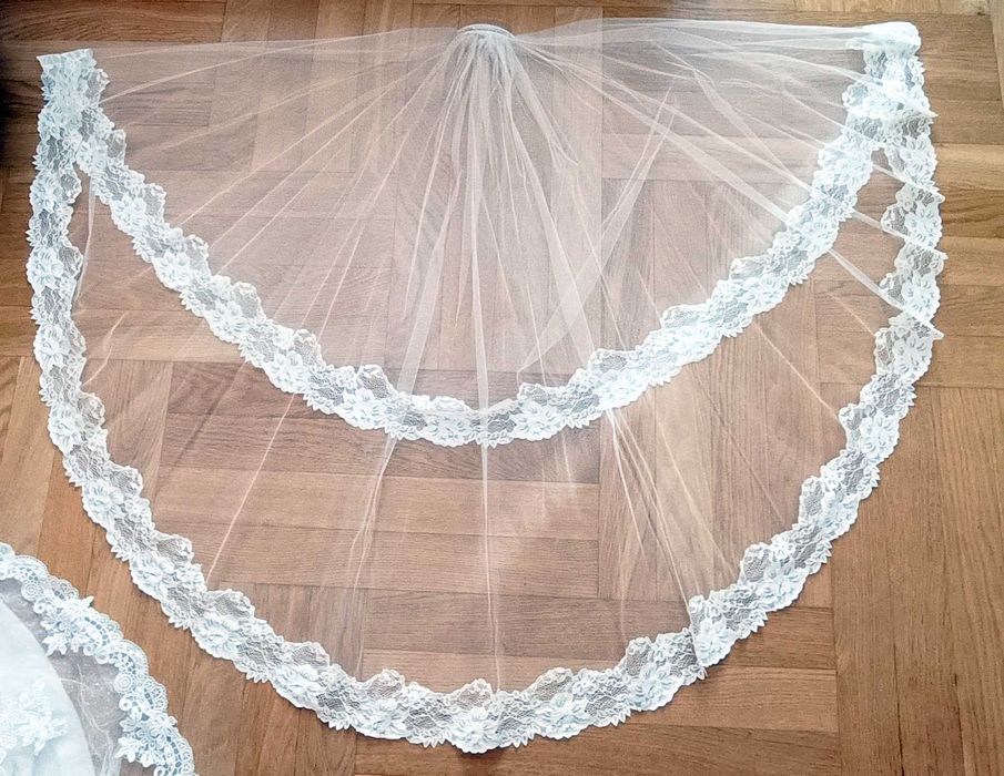 Klasyczna suknia ślubna Lillian West rozm.38