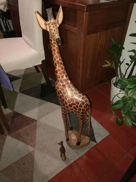 Duas girafas de madeira