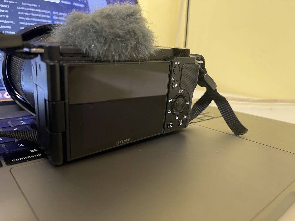 Sony ZV-E10 камера с объективом Sigma AF 16mm f/1,4 DC DN