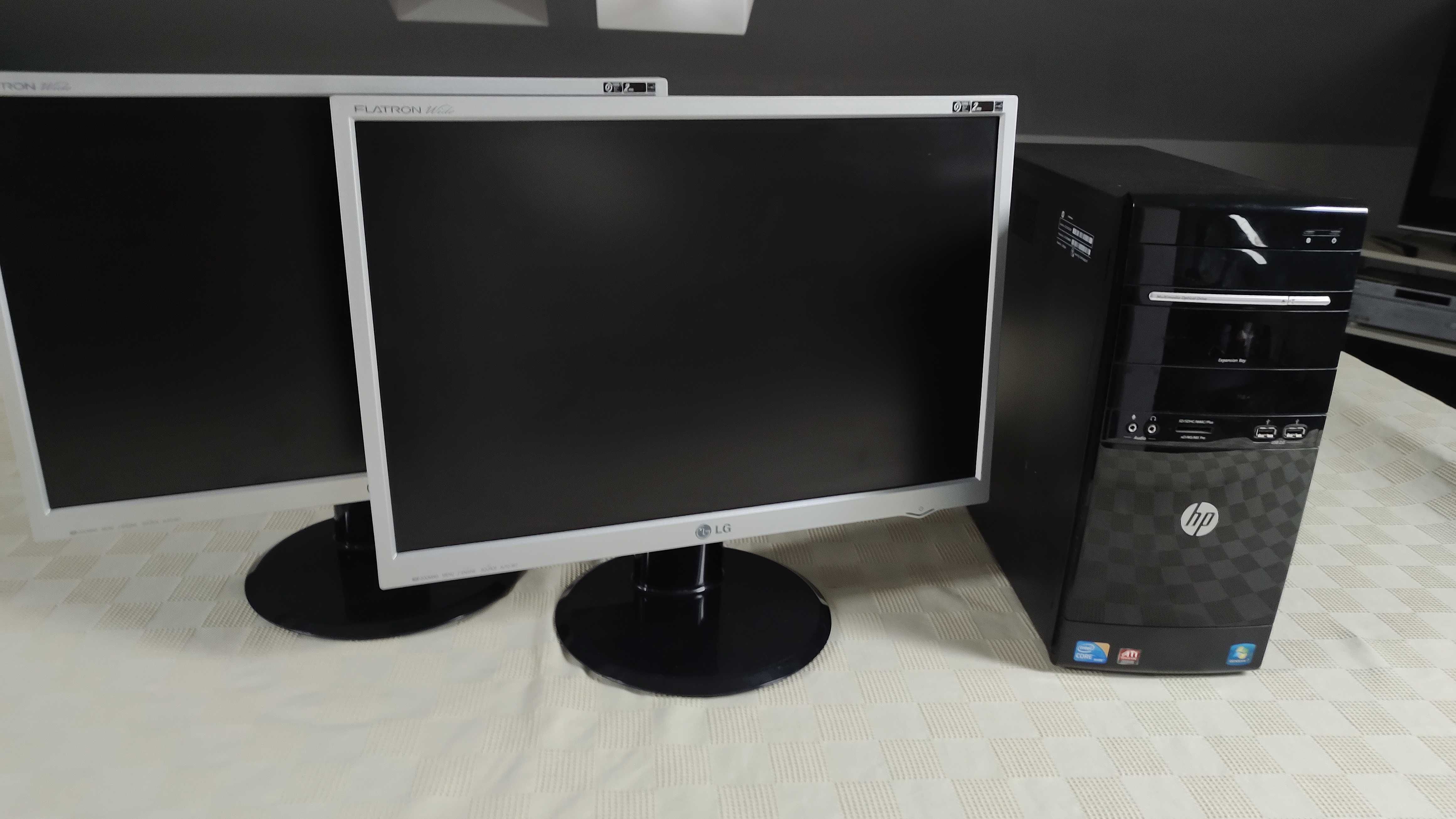 Torre Intel CORE® I3 com dois monitores LG
