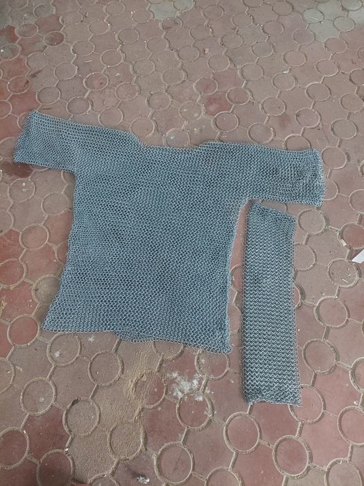 Kołczuga osoba na zdjęciu nosi roz s