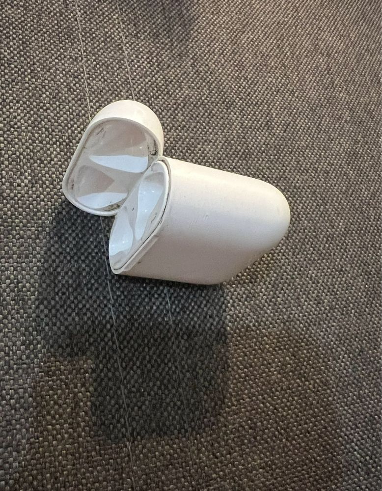 Продам кейс airpods 1 original без навушників