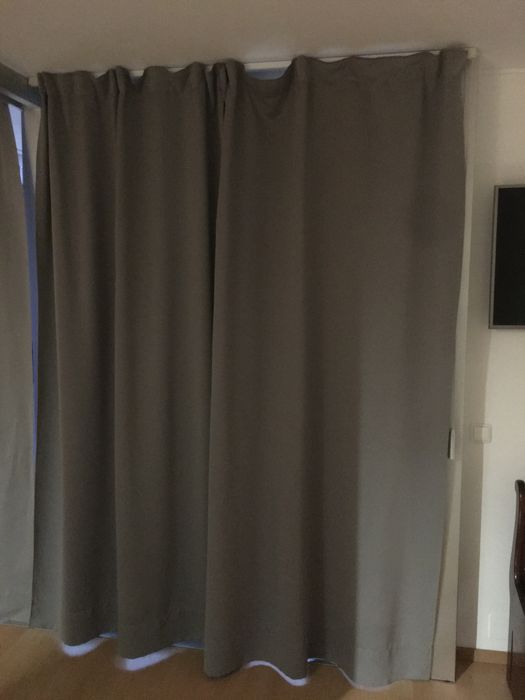 Cortinado em tecido Blackout cinzento