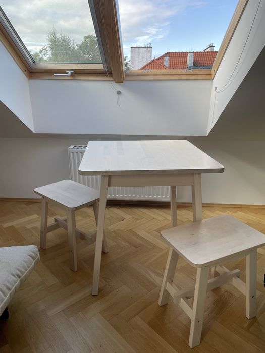 stół z taboretami Ikea.