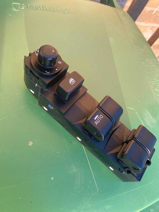 Блок кнопок стеклоподъёмника Mazda 3 2014-2016 оригинал