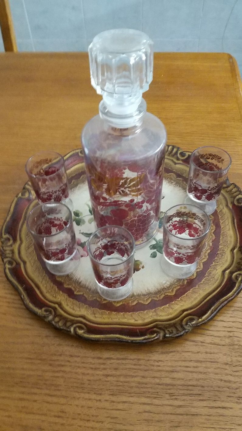 Vendo conjunto de garrafa com cinco copos mais prato decorativo em mad