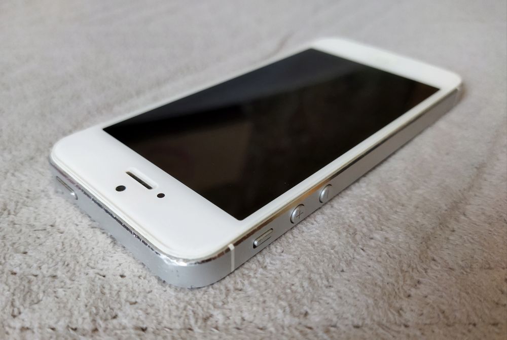 Apple iPhone 5 + Airpods 2 emc 2862 (кейс і лівий навушник)