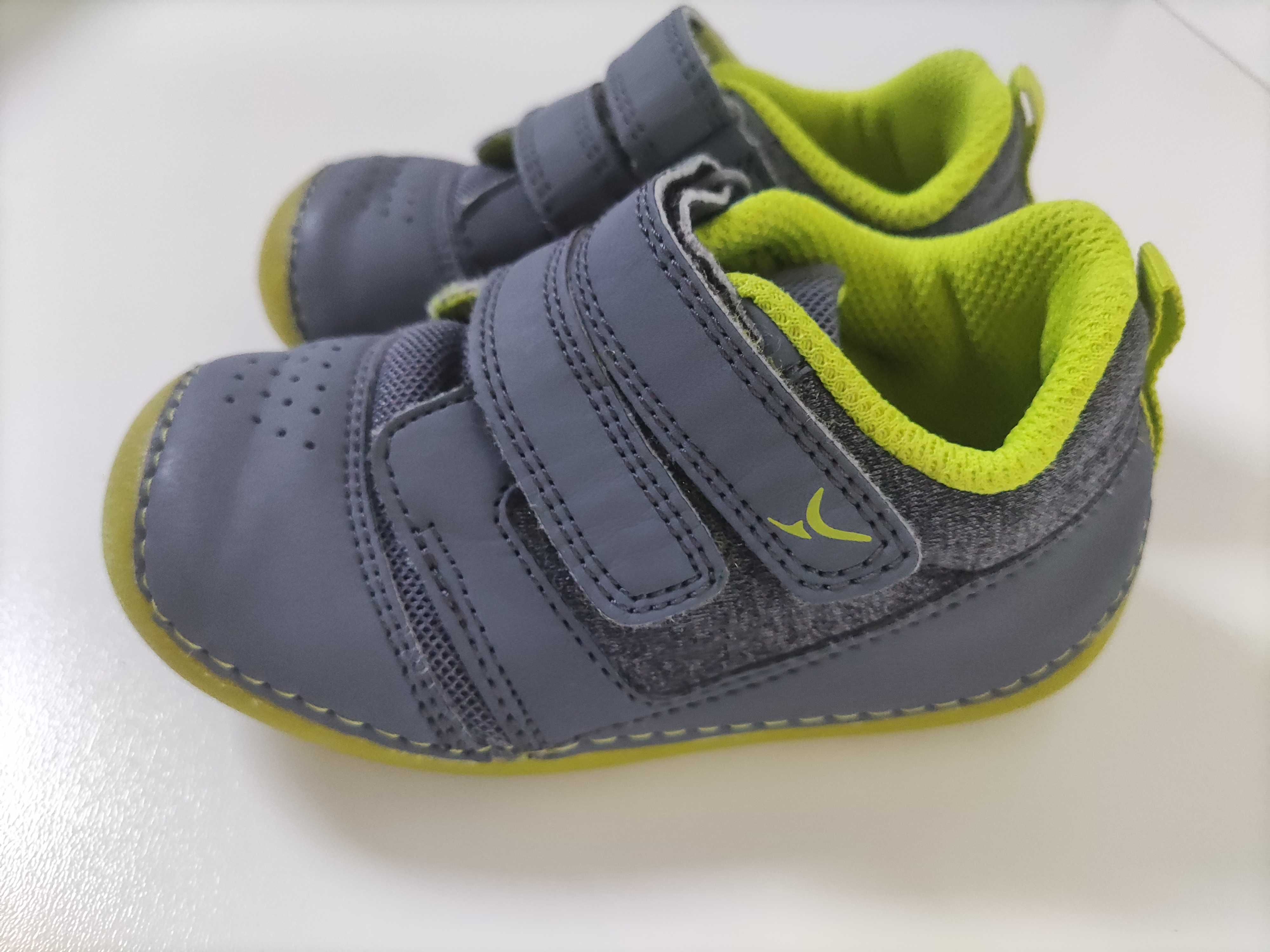 Sapatilhas e sapatos criança
