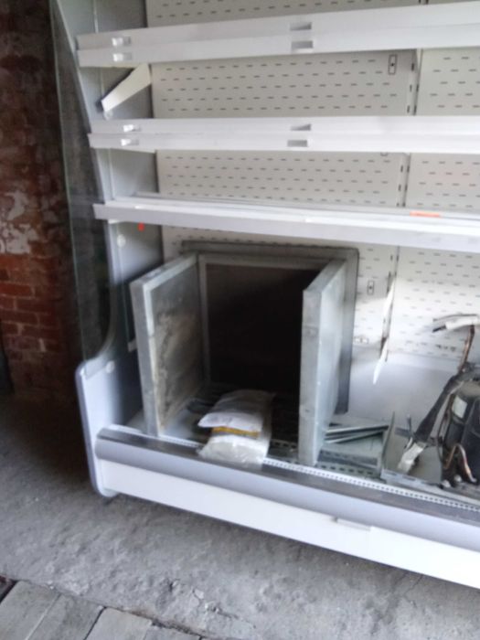 Witryna chłodnicza z zewnętrznym agregatem.