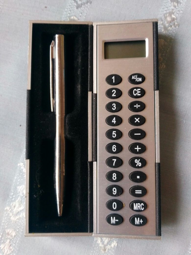 Podręczny kalkulator z długopisem w etui