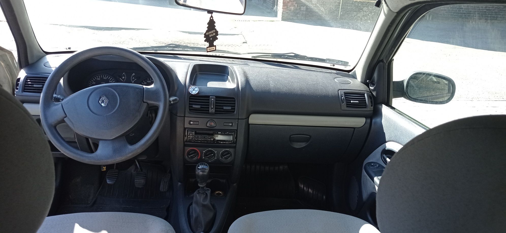 Renault Clio jeżdżący