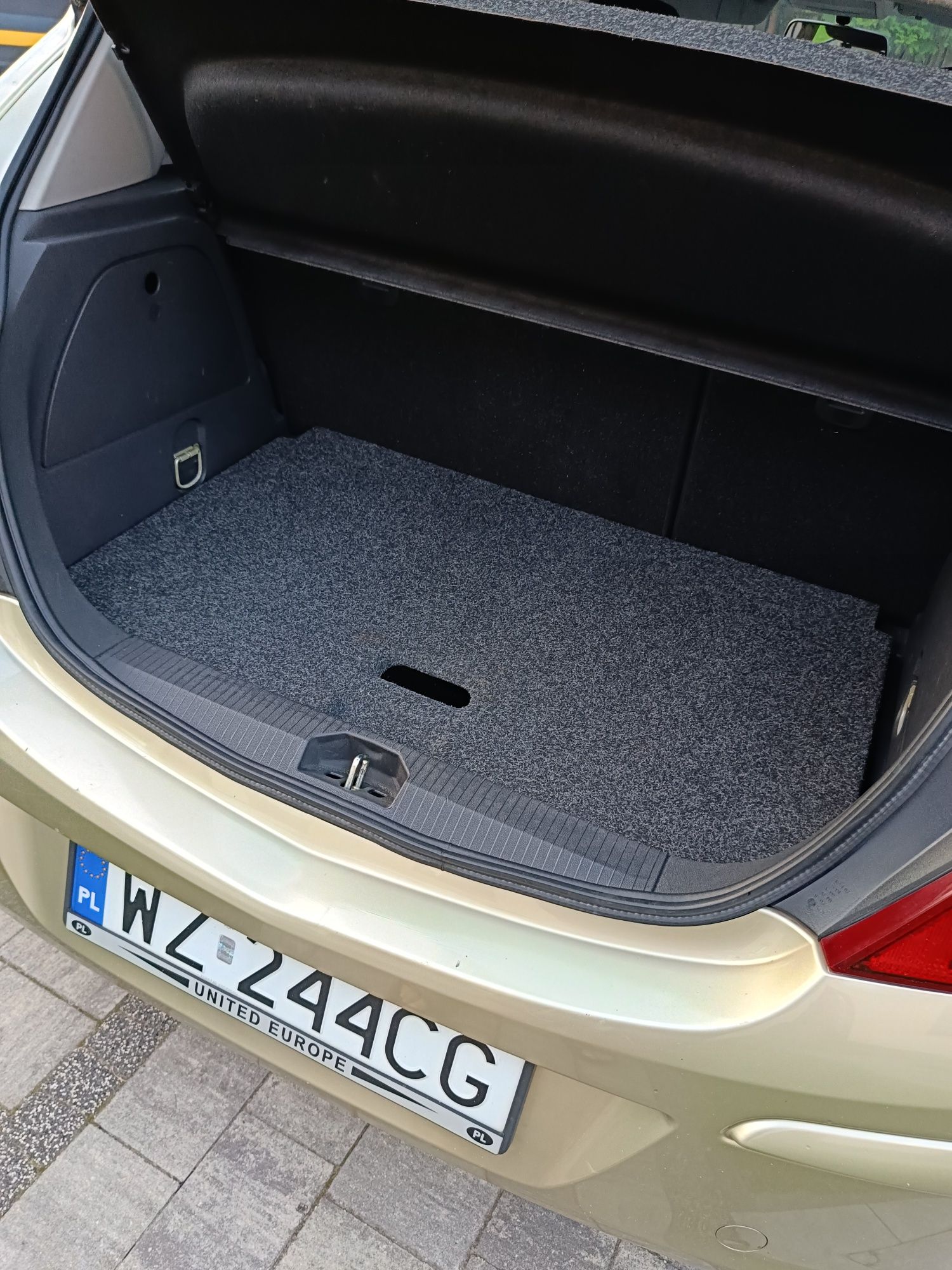 Opel corsa D 2009  ,poj 1,2 ,bogate wyposażenie