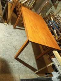 Drewniane stoły i szawki
