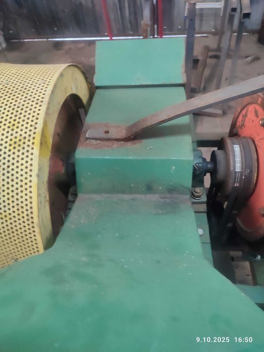 Rębak rozdrabniacz do gałęzi na wałek wom