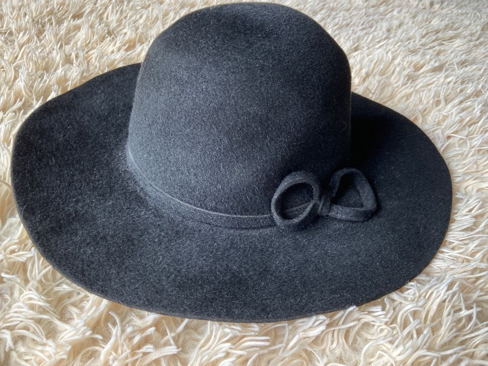 Чорний капелюх з м‘якими краями