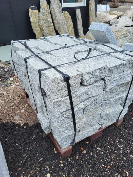 Granit murowy surowy łupany Kamień murowy szary Słupek granitowy szary