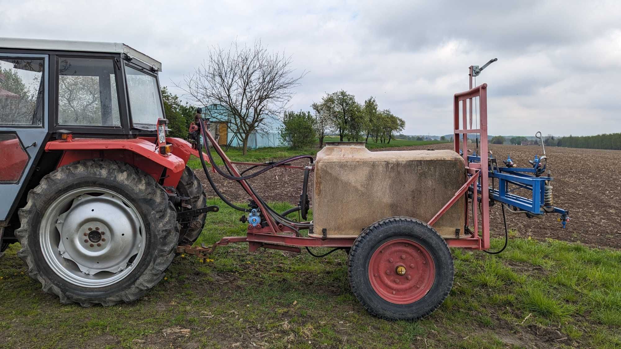 Ciągnik Massey Ferguson 2812, opryskiwacz ciągany 1000l