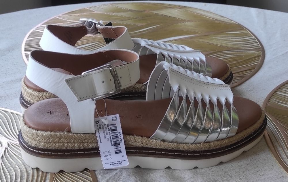 Sandały firmy Next rozmiar 39 skórzane 
Długość 25cm 
Szybka wysyłka
B