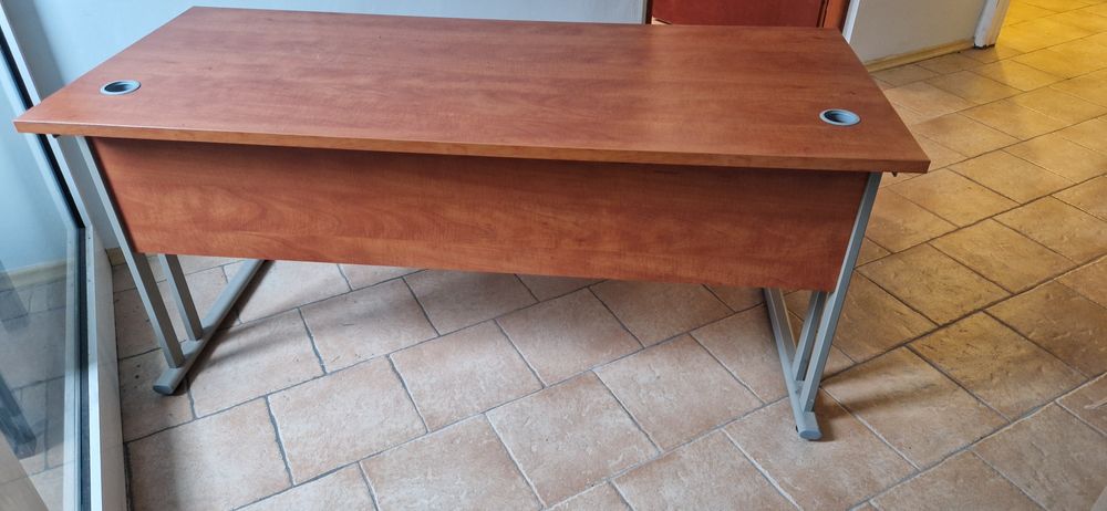 Biurko biurowe z otworami