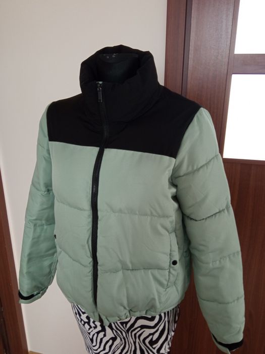 Ciepła kurtka zimowa puffer z łączonych materiałów 
Kolor miętowy 
Roz