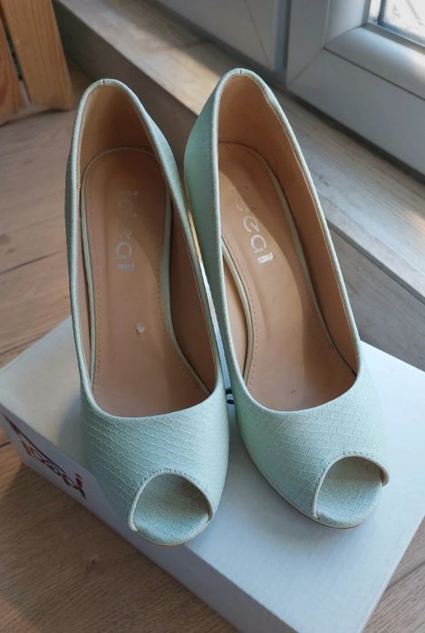 Miętowe obcasy z odryktym palcem