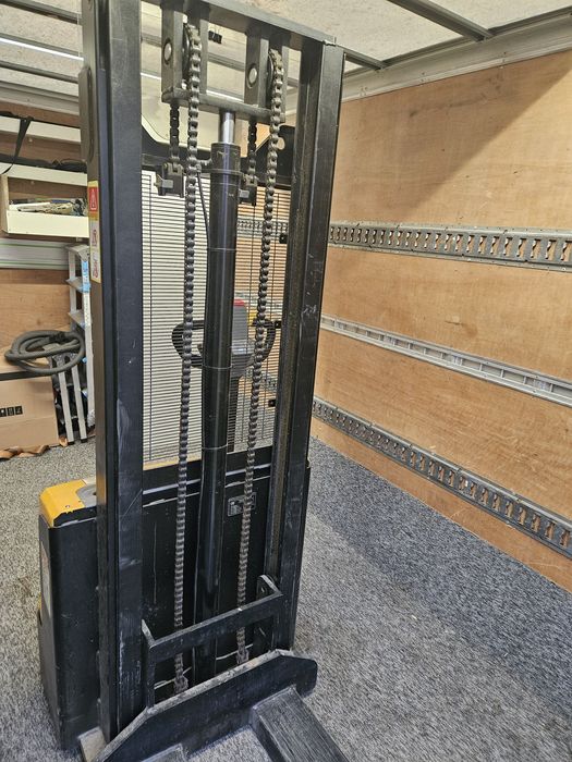 Paleciak elektryczny sztaplarka.