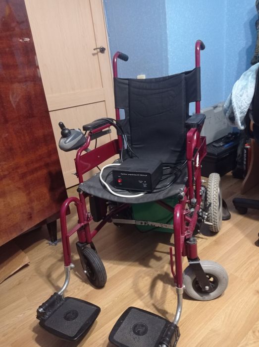 Віддаю коляску електричну, на  акумуляторах , з пультом., зарядним