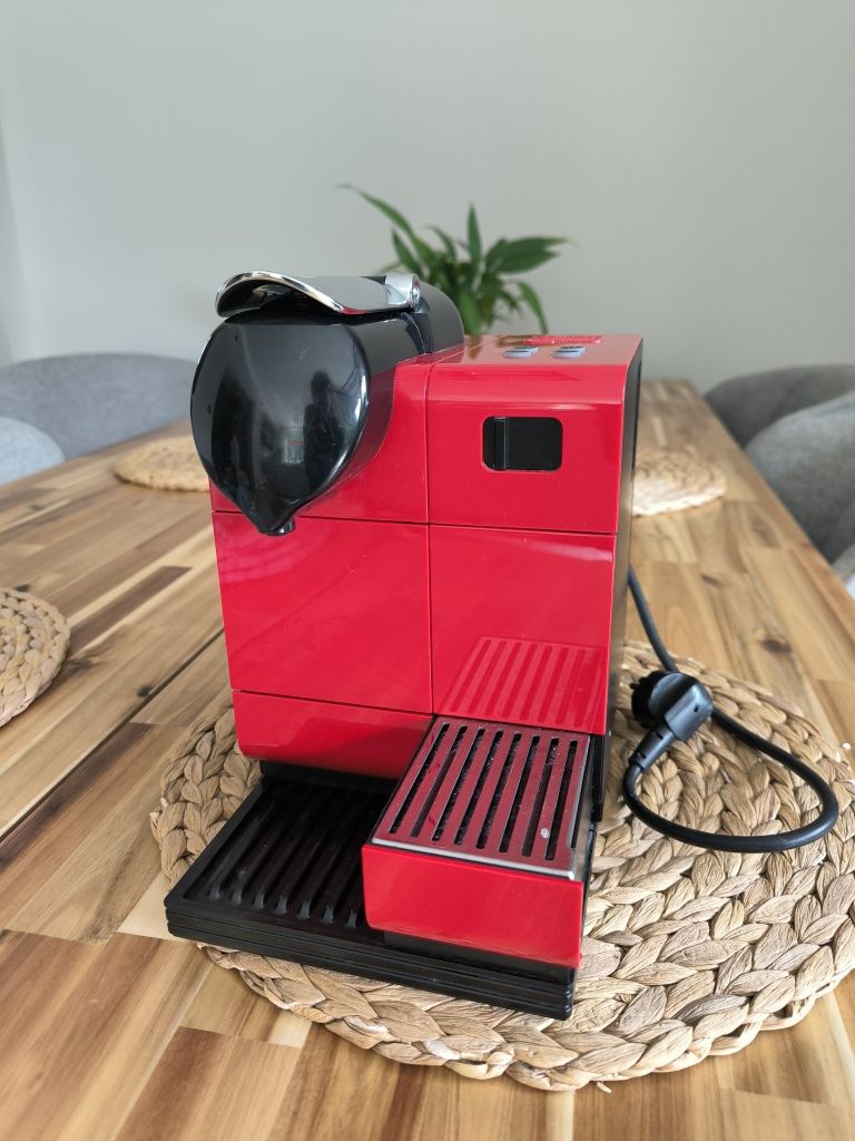 Ekspres na kapsułki delonghi z funkcją spieniania mleka