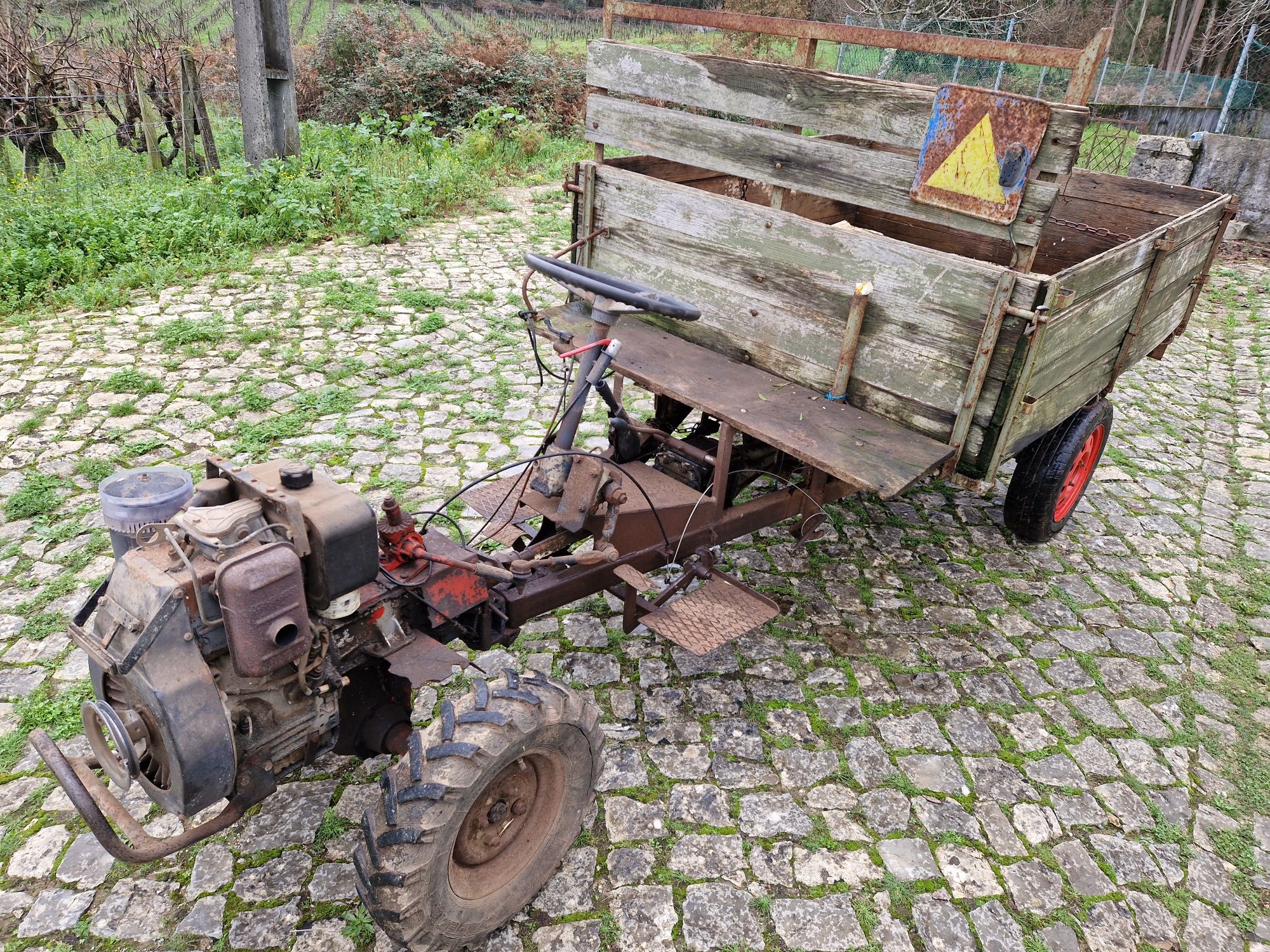 Motoenxada com reboque Ruggerini