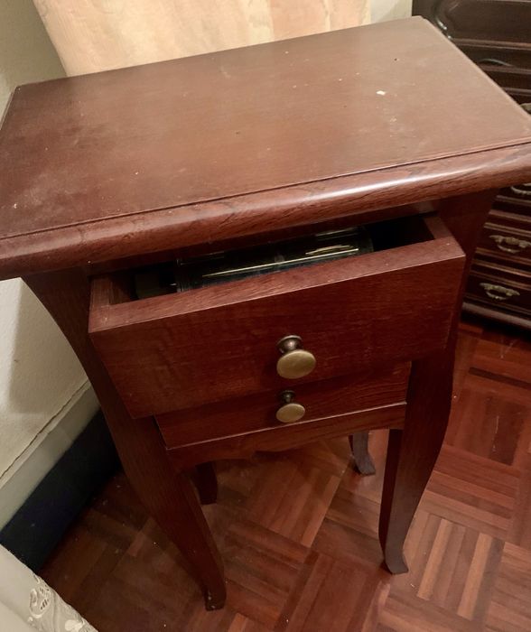 Mesinha de cabeceira em cerejeira