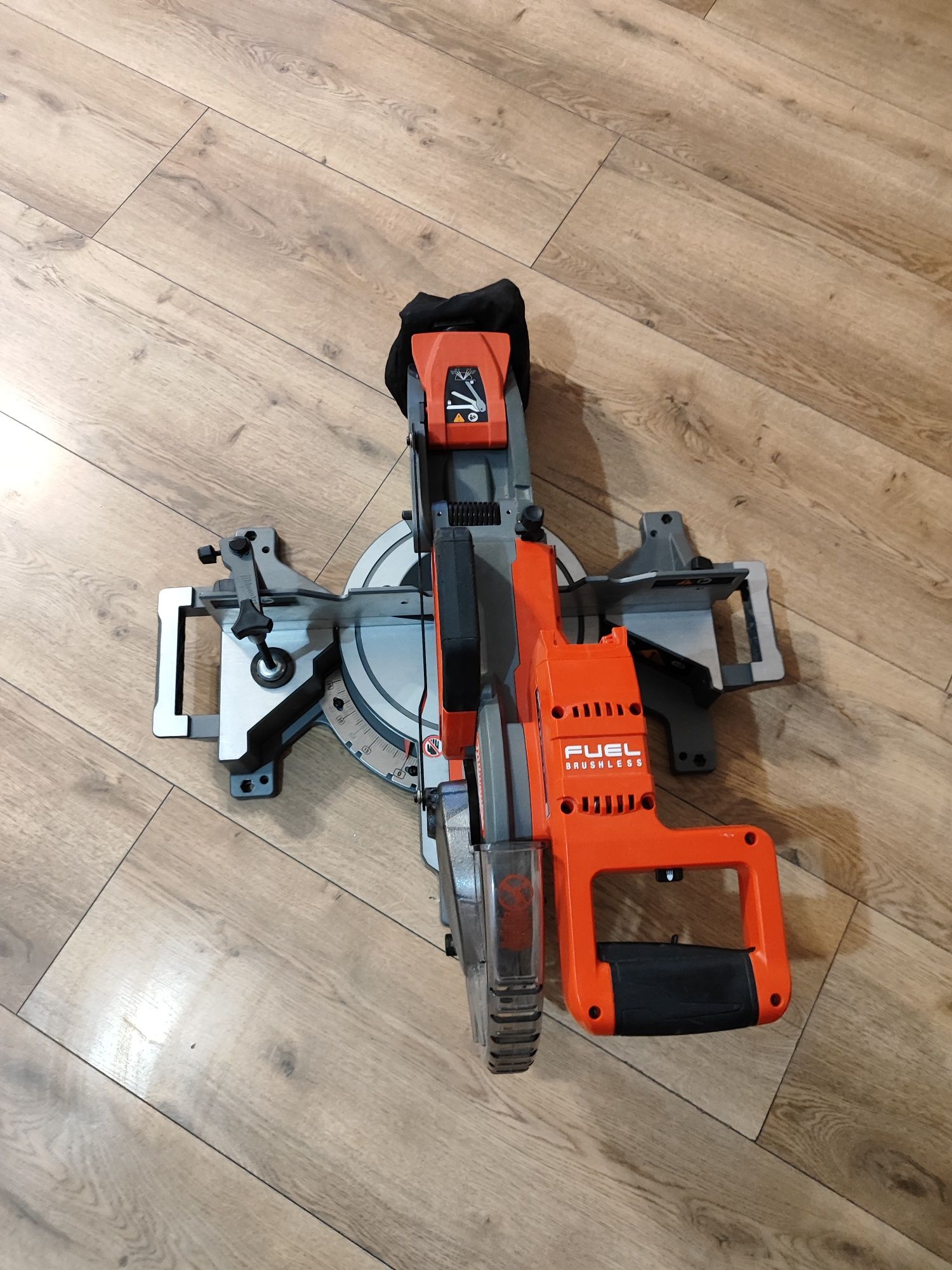 Piła ukosowa z posuwem Milwaukee Fuel M18 FMS254, rok 2023