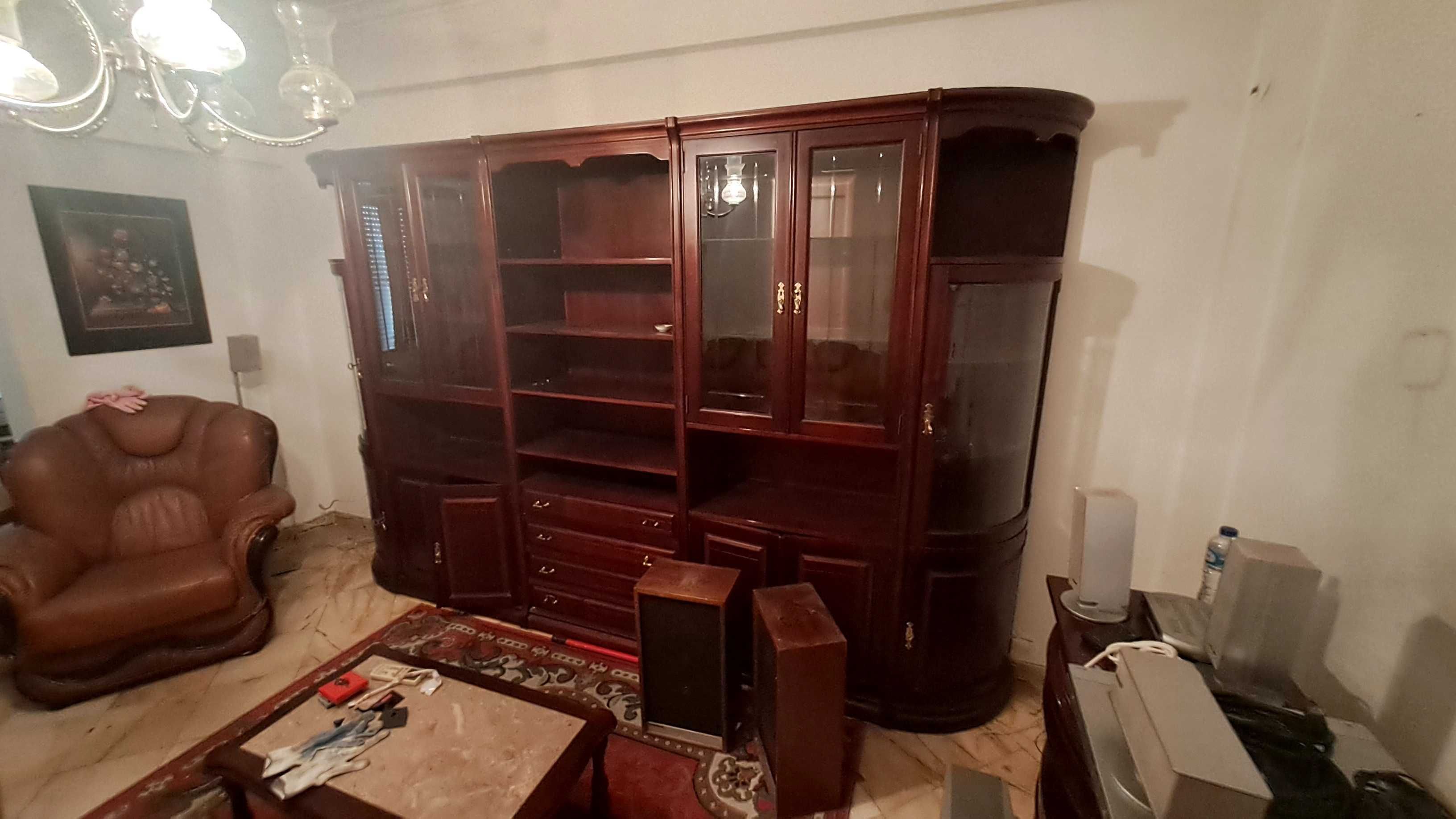 móvel de sala em madeira com cristaleira