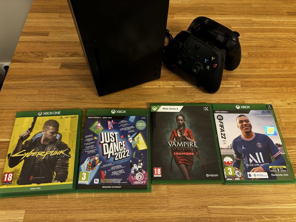 Konsola xbox Series X + 2x pady + ładowarka + 4x gry