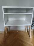 Szafka Besta IKEA z drewnianymi nogami.